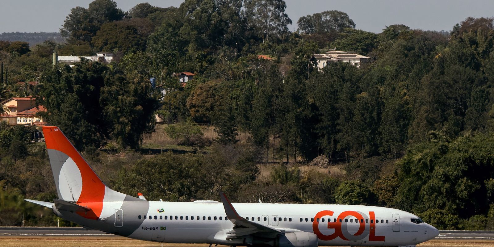 Avião faz pouso de emergência em Goiânia após falha técnica em voo para SP