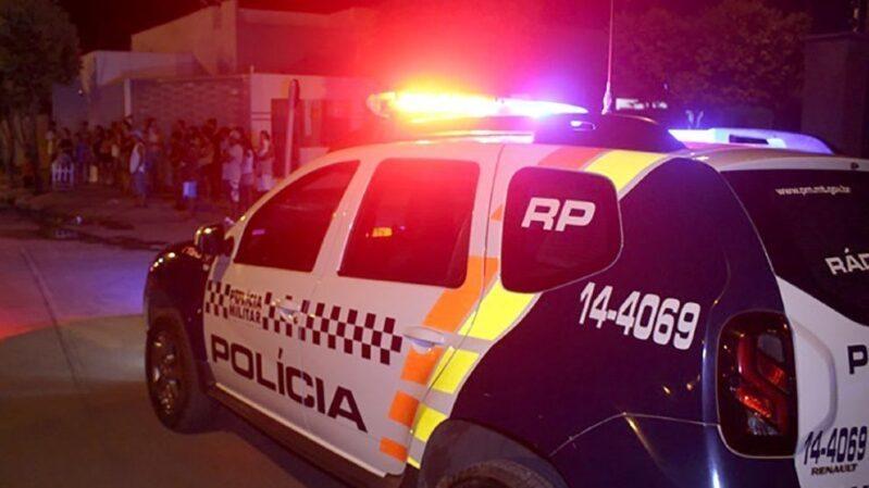 Bandidos armados cercam caminhonete e matam homem a tiros; mulher ficou ferida