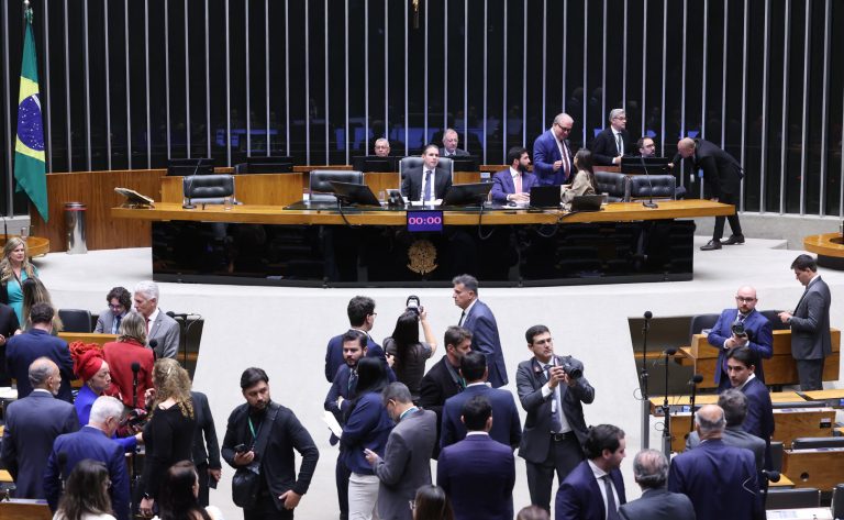 Câmara adia votação sobre o fim da taxa das blusinhas para esta quinta-feira