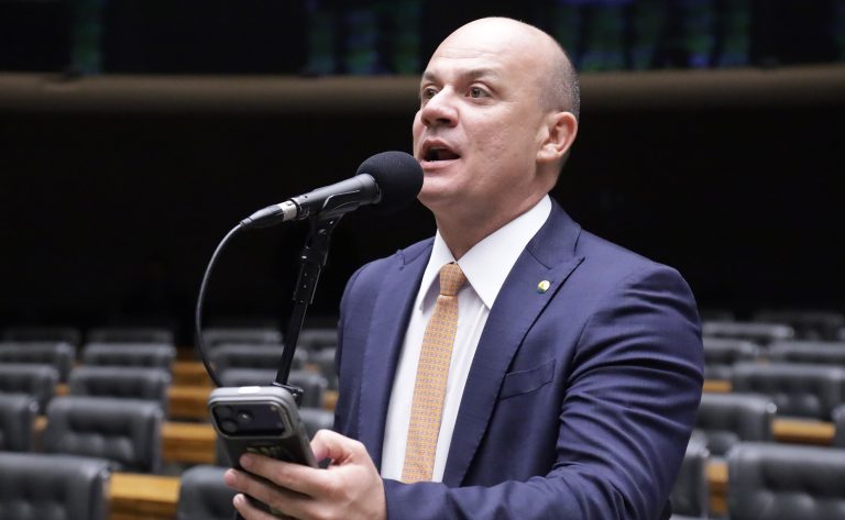 Câmara aprova novas regras para tempo de serviço de policiais e bombeiros