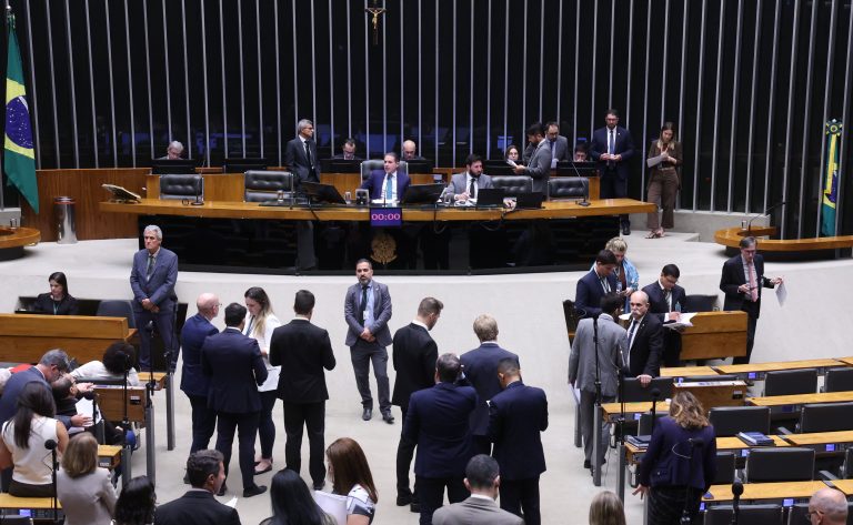 Câmara pode votar isenção para compras internacionais de até 50 dólares