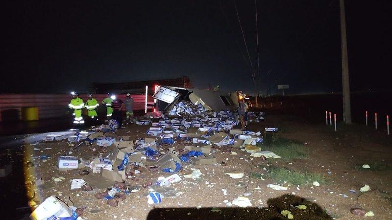 Carreta carregada com carne tombou na BR-163 em Sorriso e carga foi saqueada 