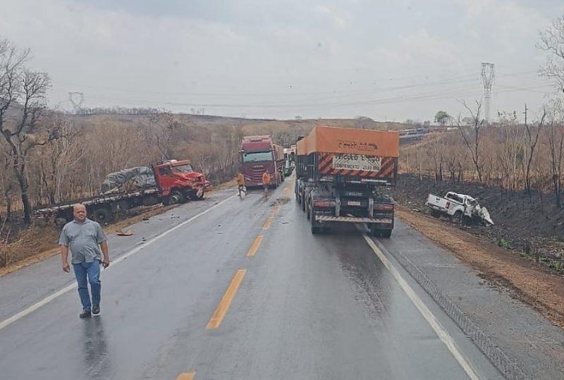 Colisão entre caminhão e S10 mata duas pessoas e deixa uma ferida em Jangada