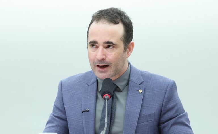 Comissão da Câmara aprova criação do Auxílio Mãe Atípica no valor de R$ 600