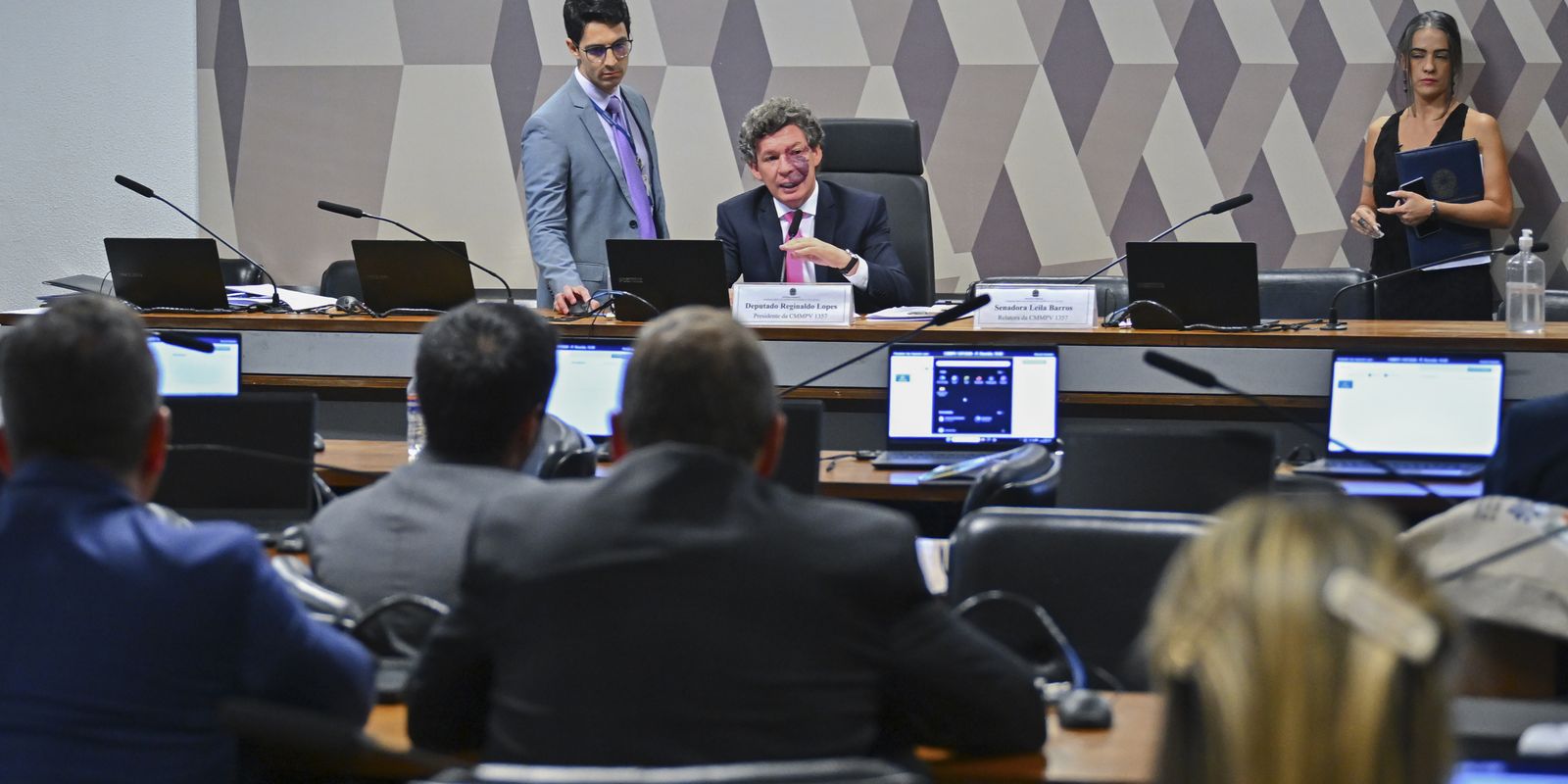 Comissão aprova taxa das blusinhas e texto segue para votação no plenário