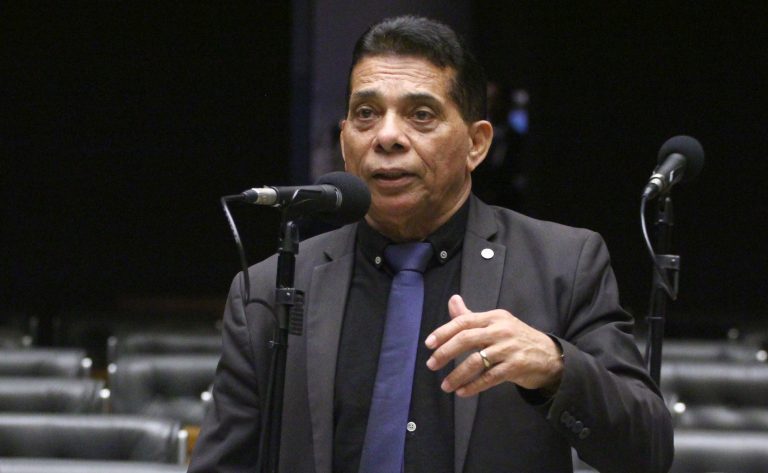 Comissão aprova projeto que amplia embarque armado para agentes de segurança