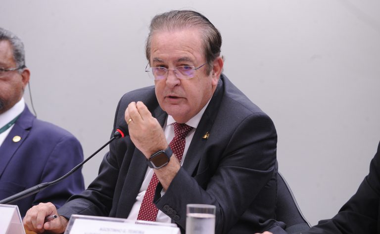 CCJ aprova projeto que permite a extensão de estágio após a formatura