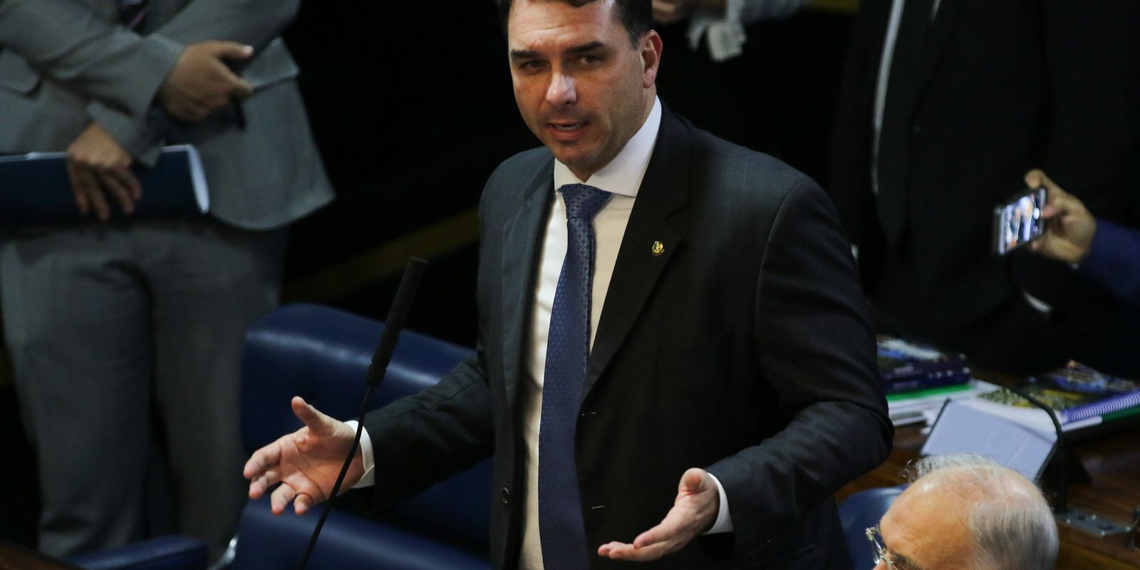 Defesa de Flávio Bolsonaro tenta mudar relator do caso do filme Dark Horse no STF