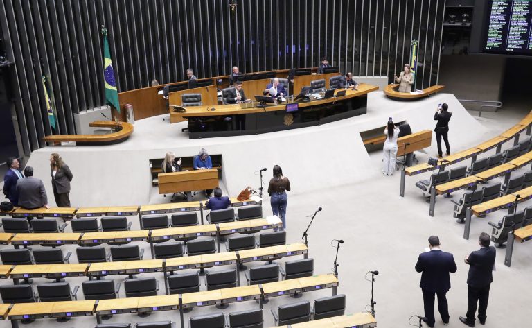 Plenário da Câmara aprova urgência para dois projetos de lei nesta sessão
