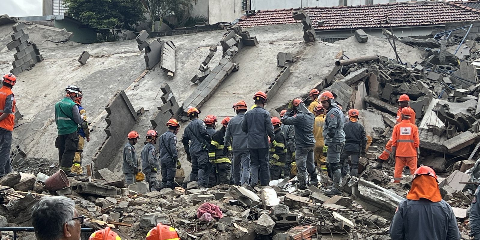 Desabamento de prédio deixa dois mortos e feridos na Penha em São Paulo