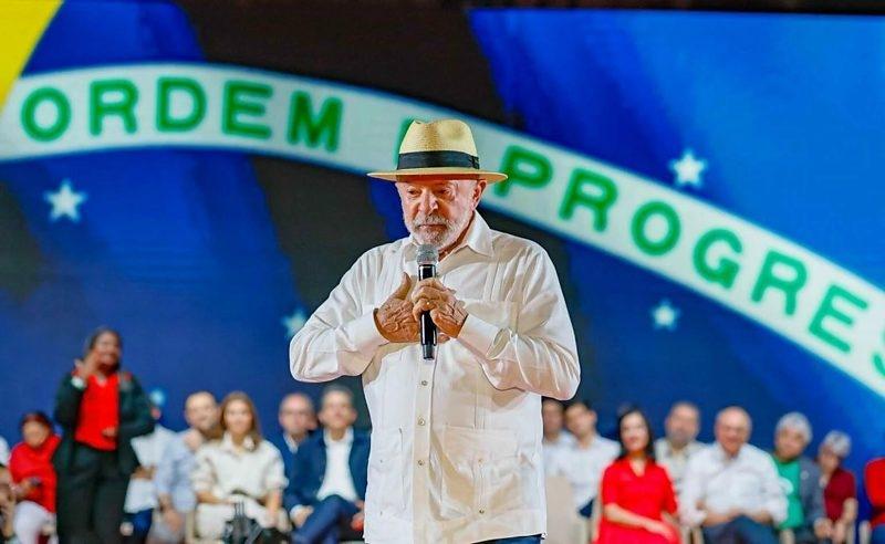 Em baixa, Lula anuncia R$ 15 bi para governo comprar dívidas de famílias
