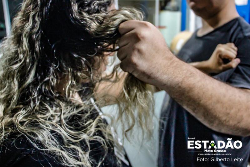 Ex puxa jovem pelos cabelos, força entrada em carro e a agride diante dos filhos em VG