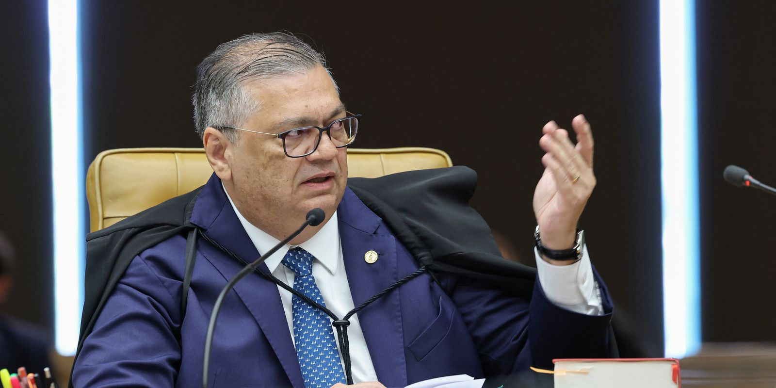 Flávio Dino pede vista e trava julgamento no STF sobre relatores