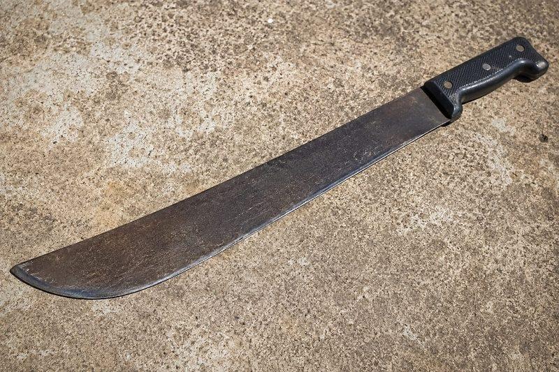 Homem destrói carro com facão após encontrar esposa com outro dentro de casa