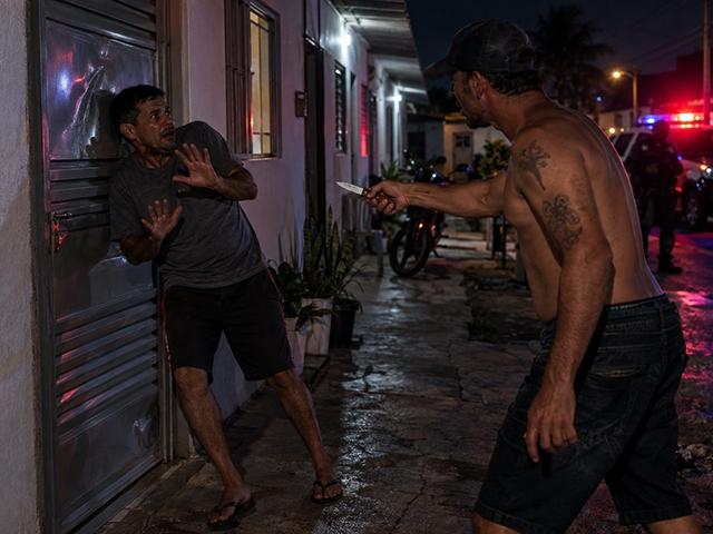 Homem é ameaçado com faca e corre para dentro de kitnet após vizinho dizer que “o comando” arrancaria seu pescoço