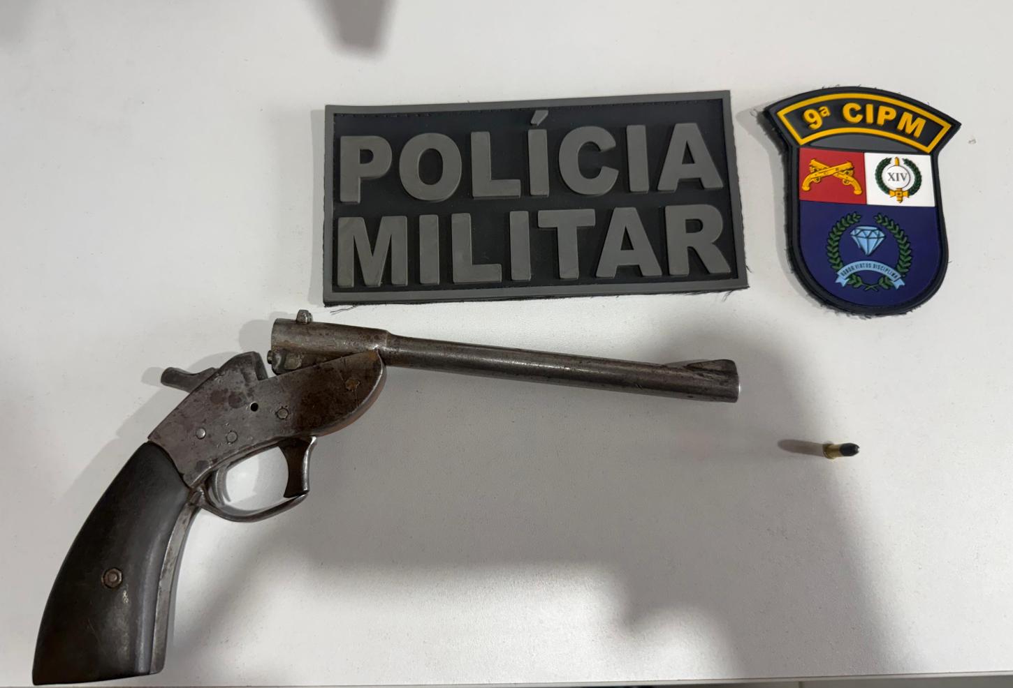 Homem embriagado e ferido é detido após denúncia de arma de fogo e sangue em calçada de Arenápolis