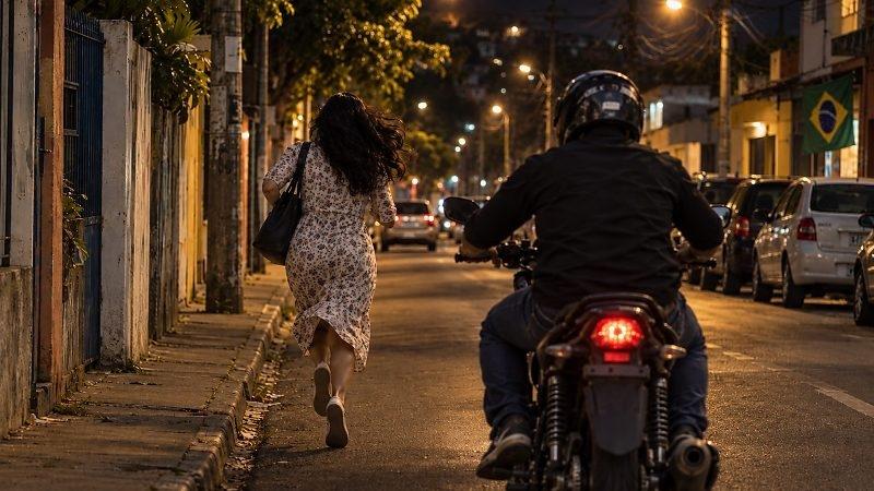 Homem foi preso após agredir e perseguir sua esposa com moto