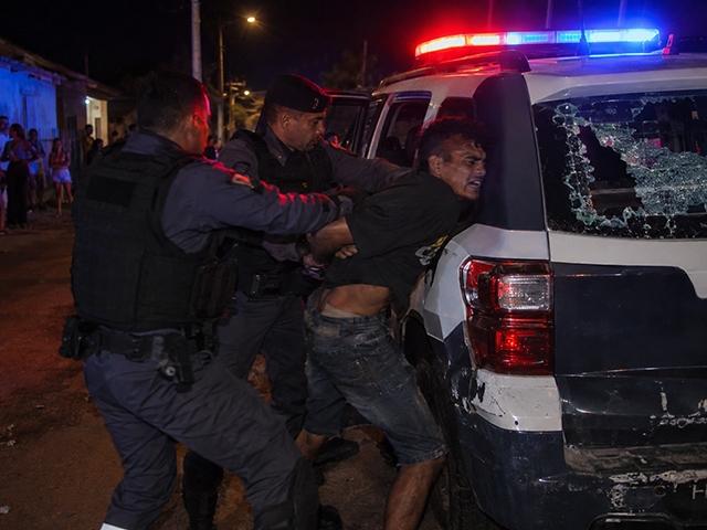 Homem foi preso após resistir à prisão, tentar pegar arma de policial, morder militar e quebrar vidro de viatura