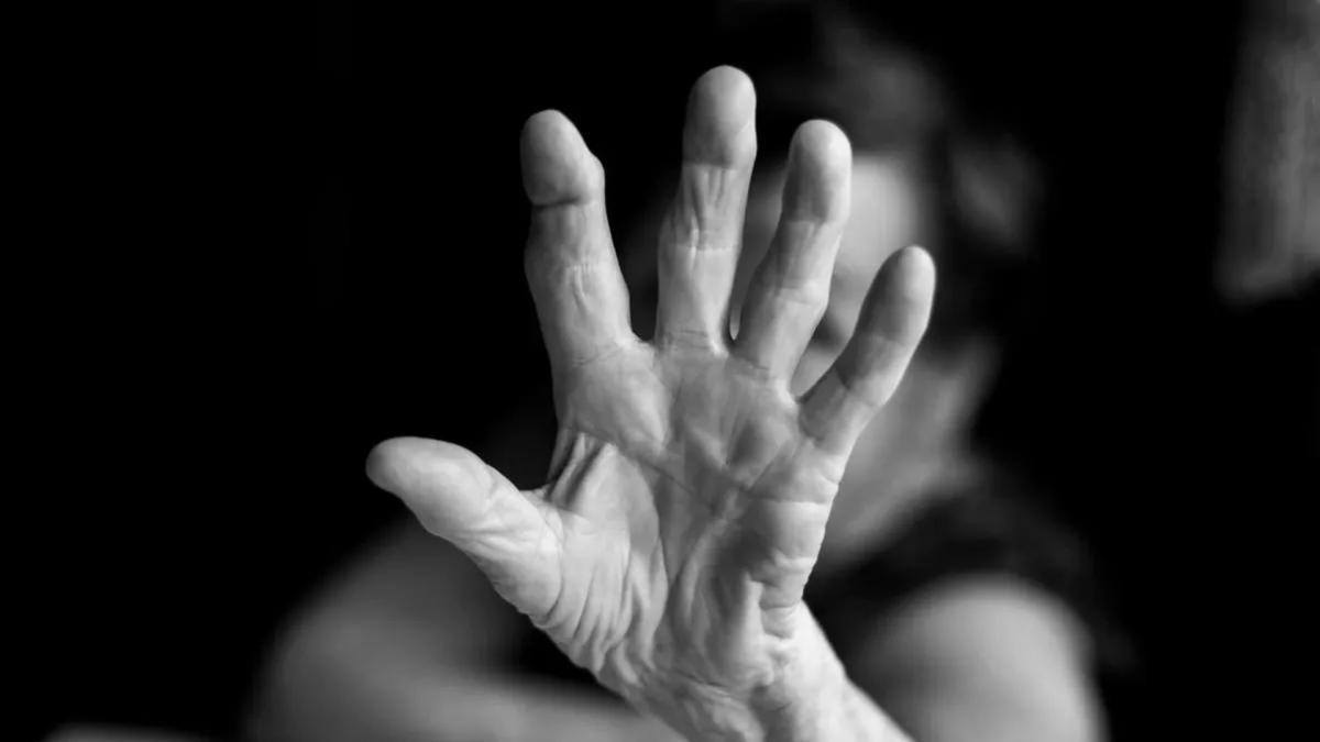 Homem pede água e comida, invade casa e estupra idosa