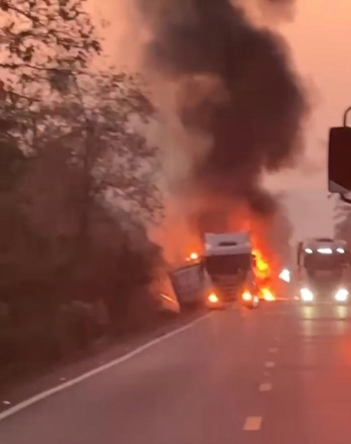 Incêndio em carreta de alimentos destrói veículo em Barra do Bugres