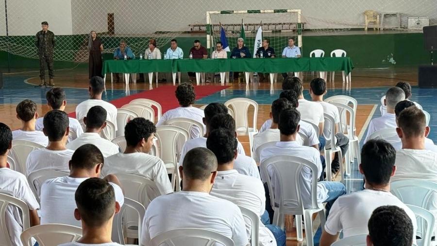 Jovens de Rosário Oeste participam de juramento à Bandeira e entrega de CDI