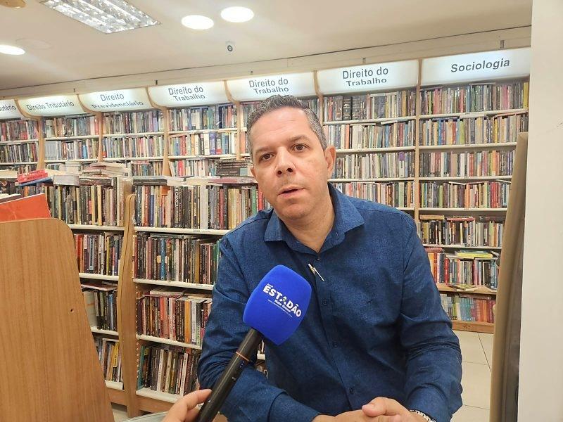 Livrarias vivem movimento de retomada e famílias buscam livros contra excesso de telas, diz gerente da Janina