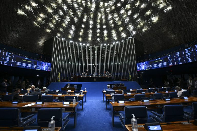 Reeleição de deputados: maioria busca novo mandato, mas mais concorrem a outros cargos