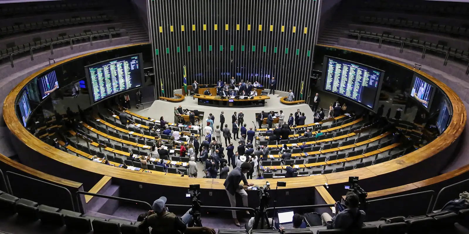 Câmara aprova texto da taxa das blusinhas que agora segue para o Senado