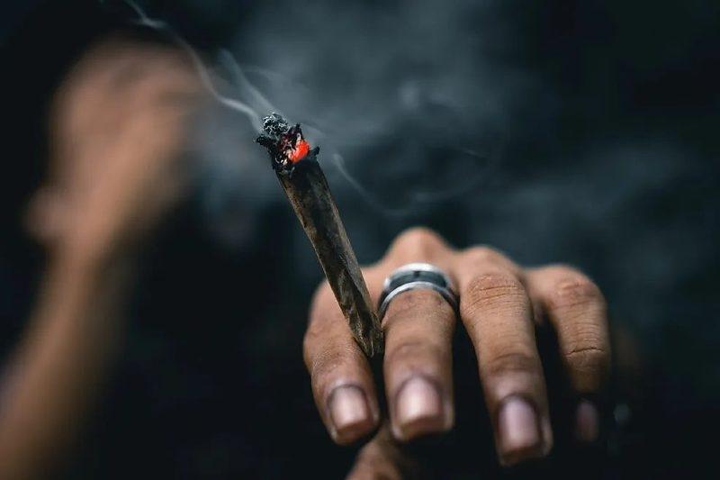 Mulher é agredida após questionar marido que pedia maconha ao cunhado