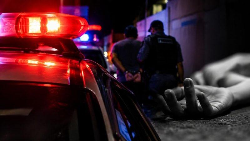 Mulher é encontrada ensanguentada na rua e homem acaba preso por ataque com pedras
