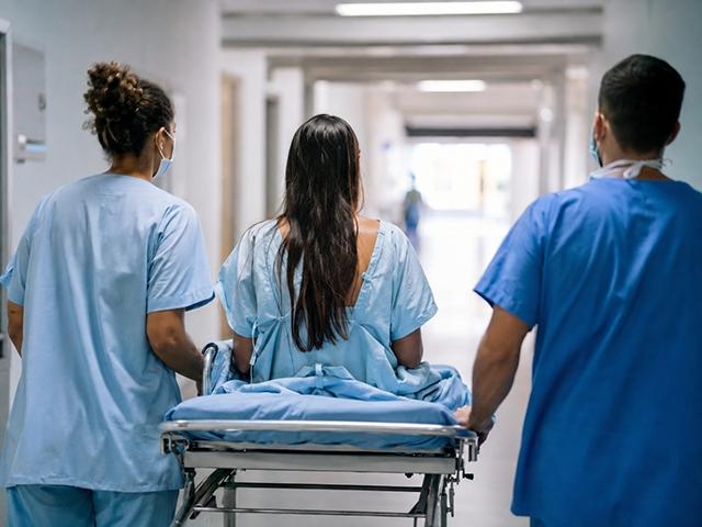 Mulher trans corta os próprios testículos só para agradar o companheiro que não gostava dos “detalhes”