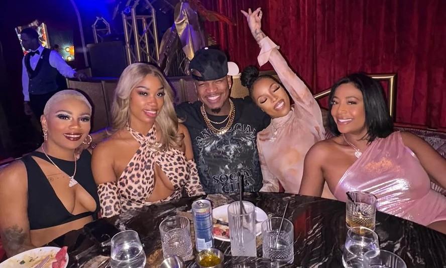Ne-Yo vive relação com três mulheres e revela bastidores do poliamor, com cama gigante e ‘rodízio’