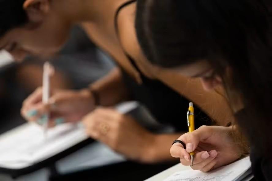 Novo Enem 2028: MEC estuda fim da redação única e corte de questões