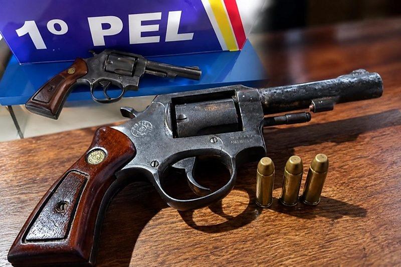 Pau quebra em bar, homem leva várias tacadas na cabeça e revólver calibre .38 é apreendido