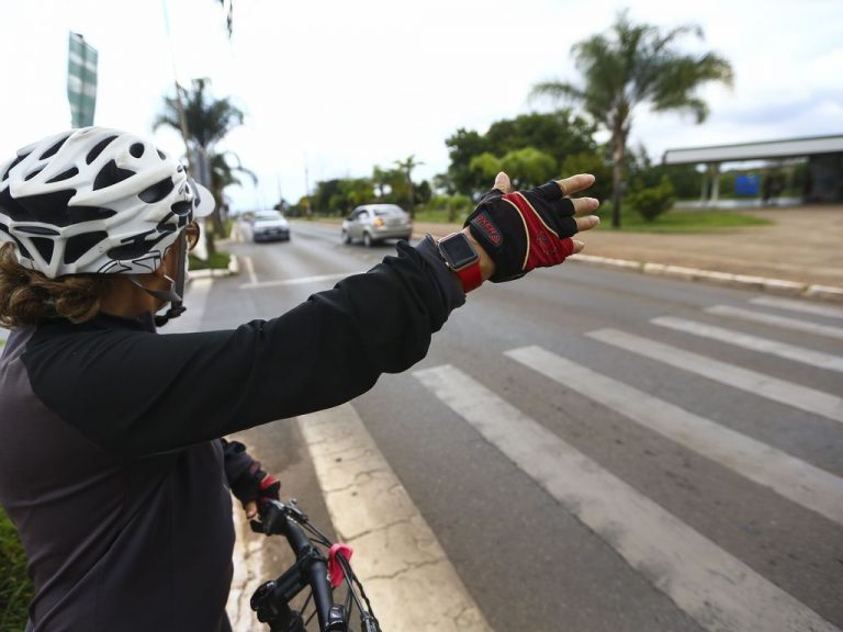 Projeto de lei propõe pena maior para motorista que matar pedestre e ciclista