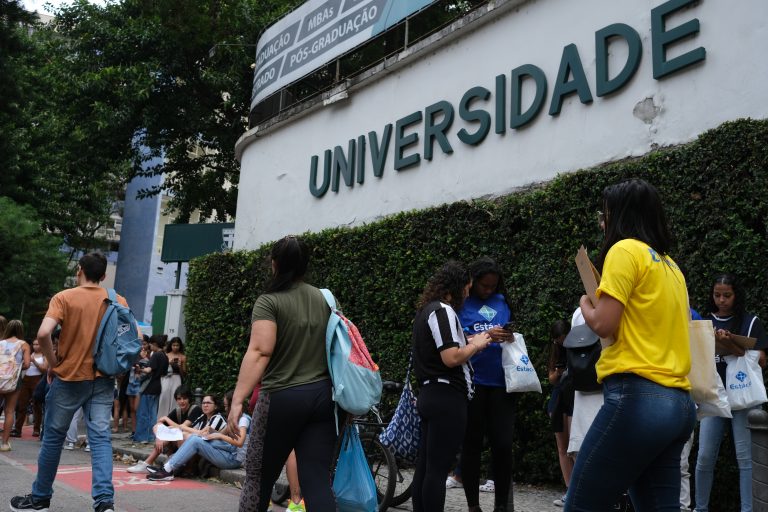 Projeto na Câmara propõe o fim do vestibular em universidades públicas