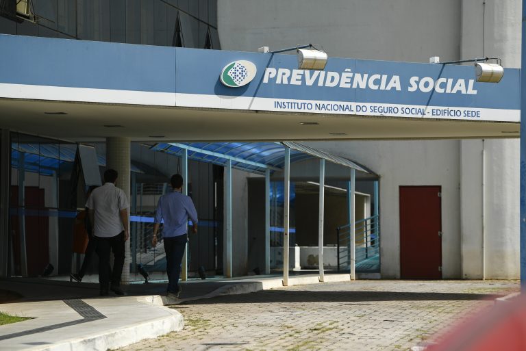 Projeto de lei busca gratuidade em ligações para centrais do INSS e Trabalho