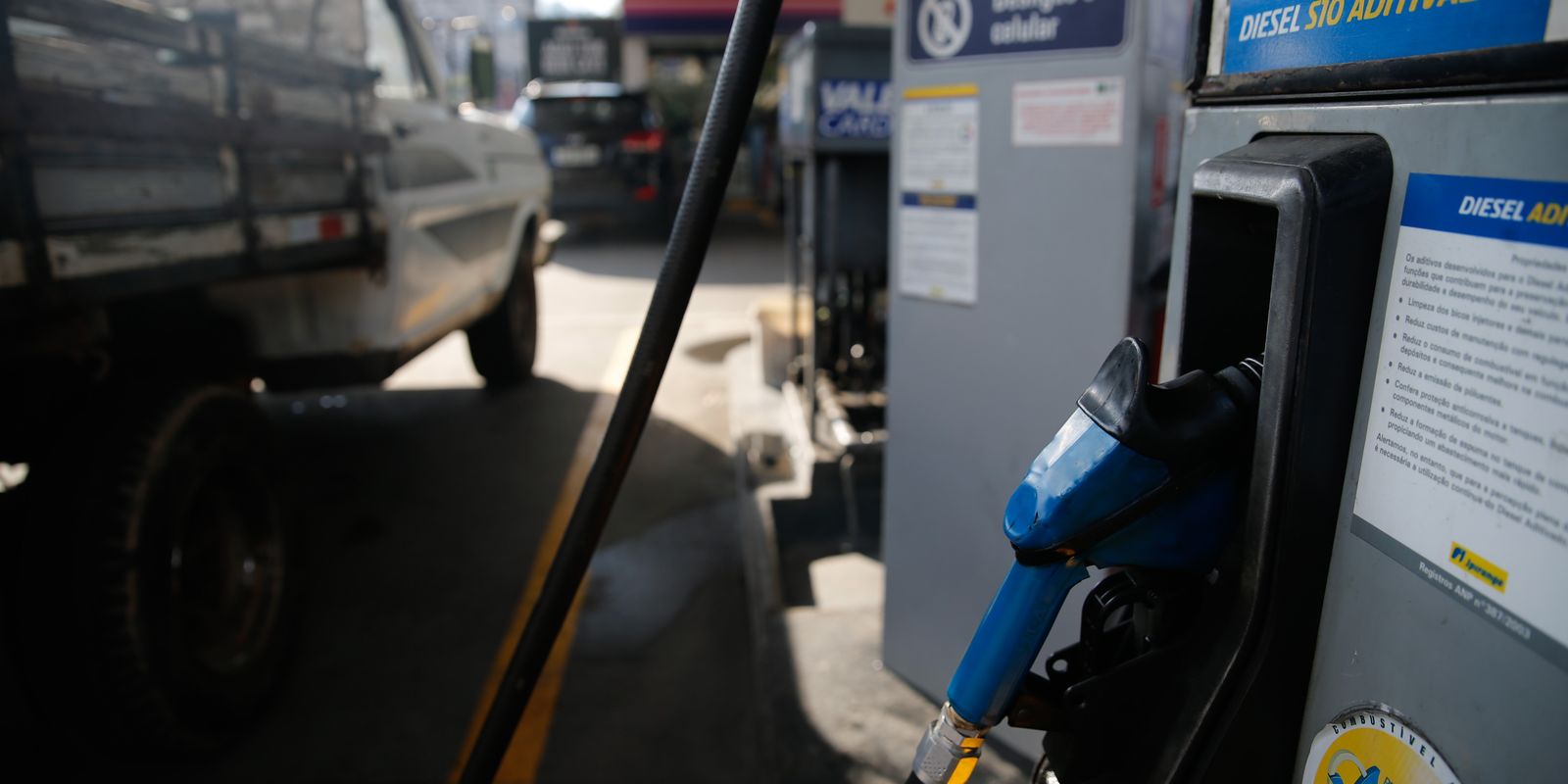 Governo amplia subsídios a combustíveis em resposta à alta do petróleo