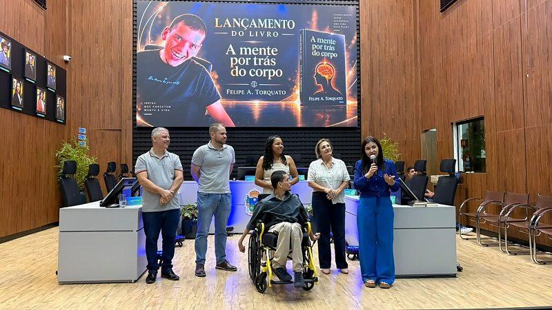 Superação e fé: jovem escreve livro com os pés em Nova Mutum