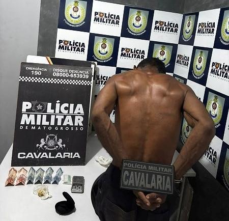 Suspeito foge para mata e abandona pasta base e balança durante perseguição