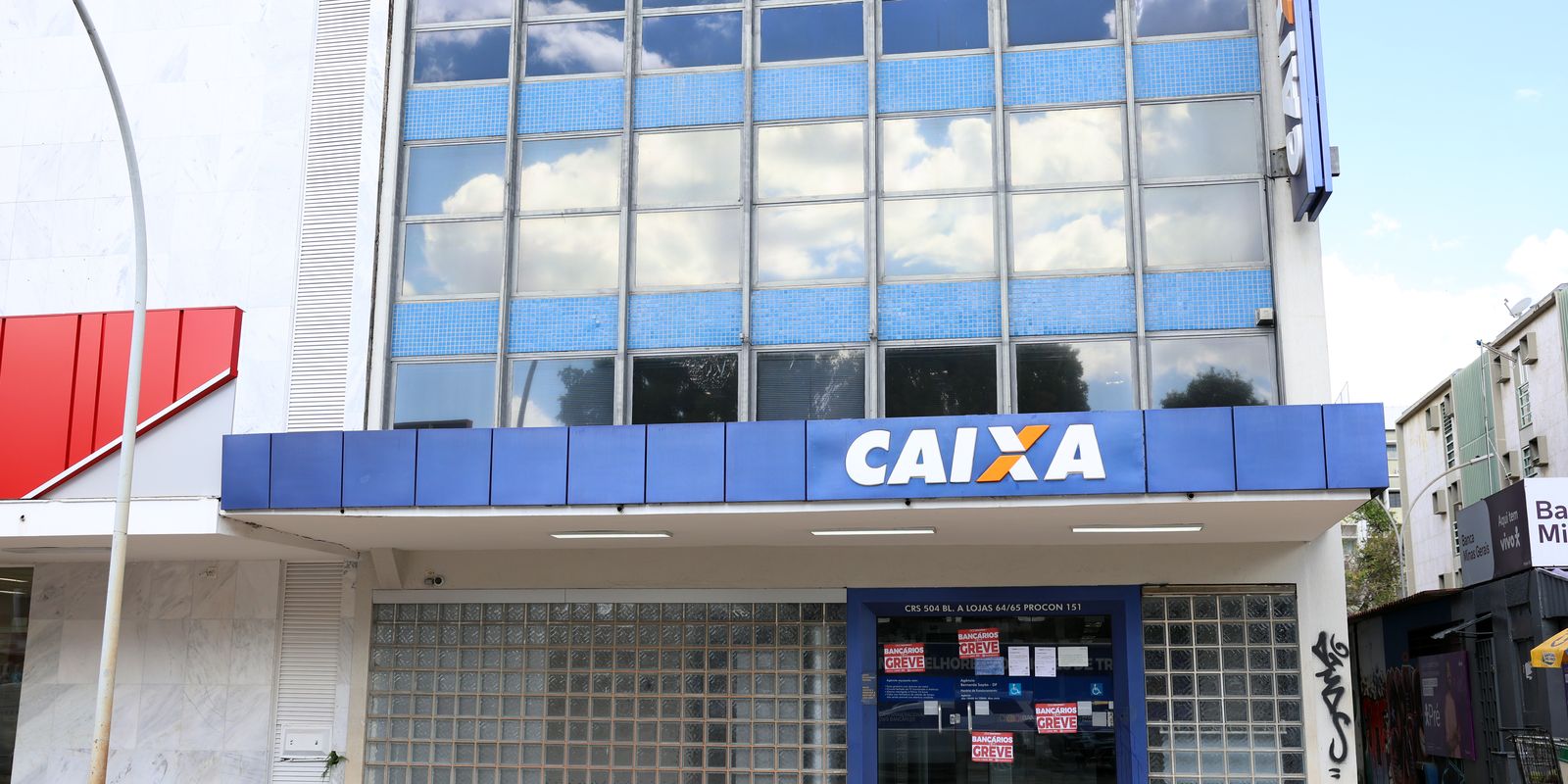 Funcionários avaliam proposta para encerrar greve na Caixa na segunda-feira