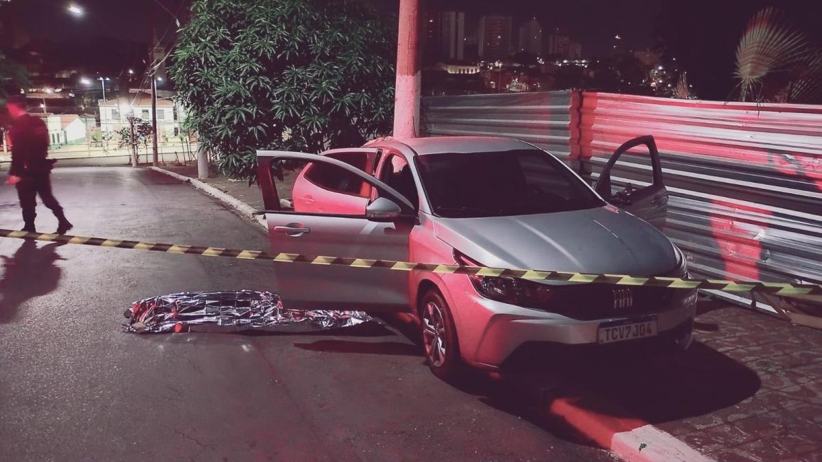 Trio rouba carro de motorista de app, troca tiros com PM e um acaba morto