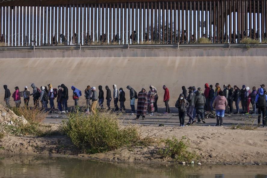 Trump volta a erguer muro na fronteira do Texas com o México para coibir imigrantes
