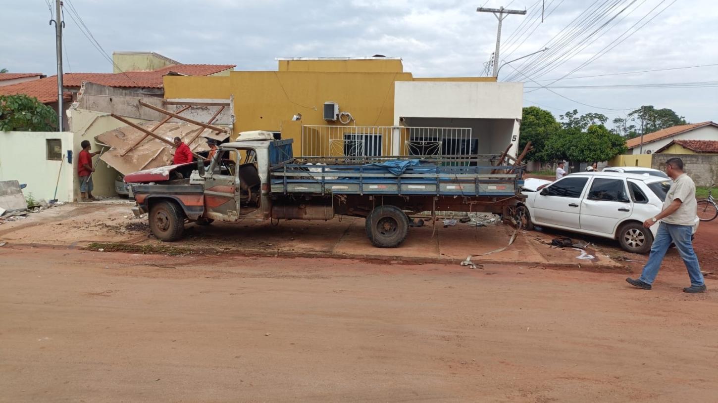 Acidente entre caminhão e Gol causam destruições em Rosário Oeste