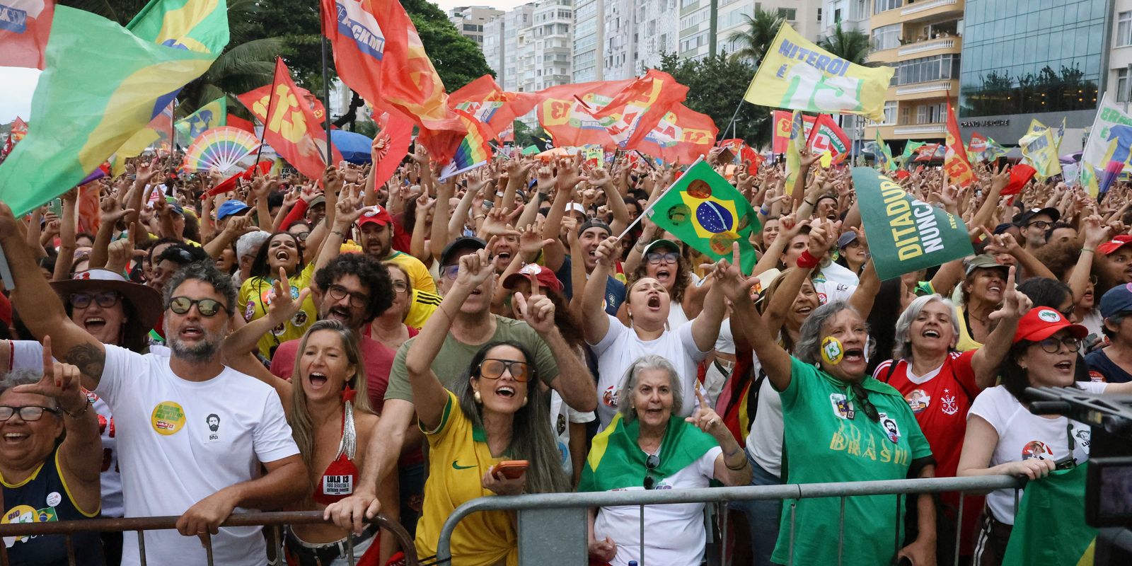 Ato político em defesa da democracia reúne multidão na orla de Copacabana