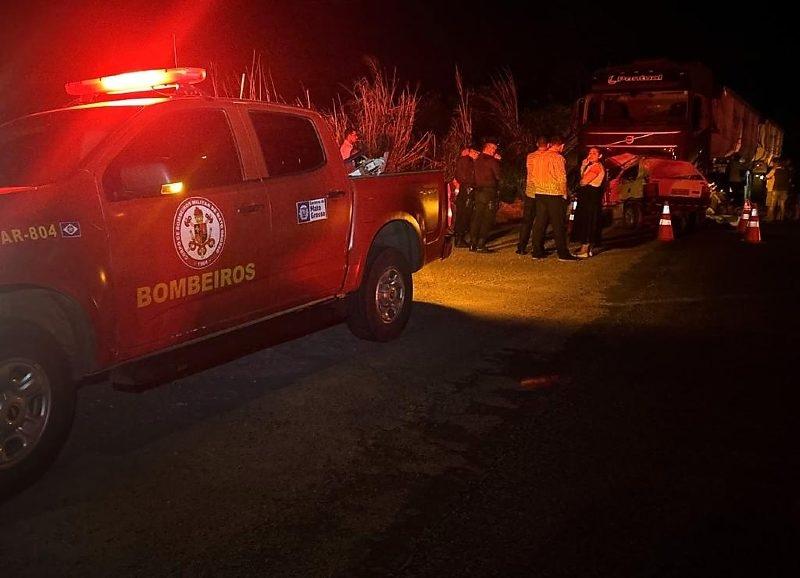 Batida entre carro e caminhão mata cinco pessoas da mesma família 