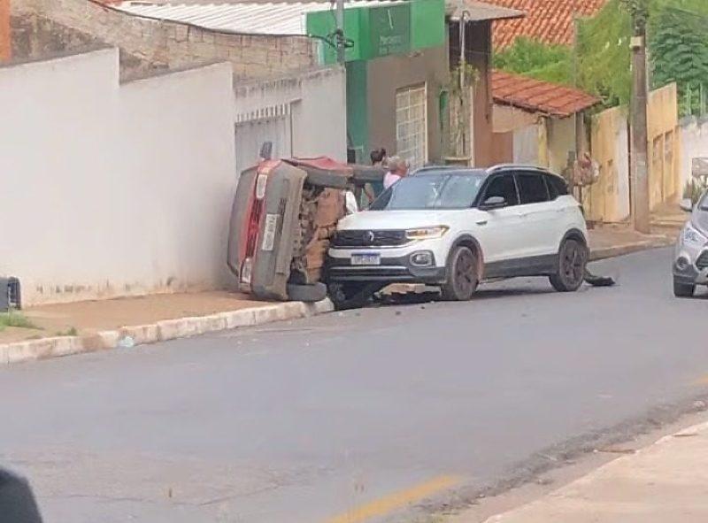 Batida entre dois carros termina com veículo virado junto a muro em Cuiabá