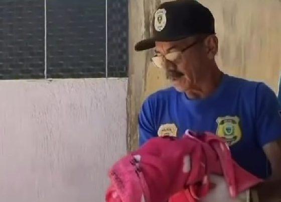 Bebê de 3 semanas é morto a facadas e pai e mãe acabam presos