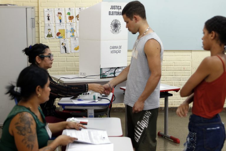 Brasileiros retornam às urnas para o segundo turno das eleições neste domingo