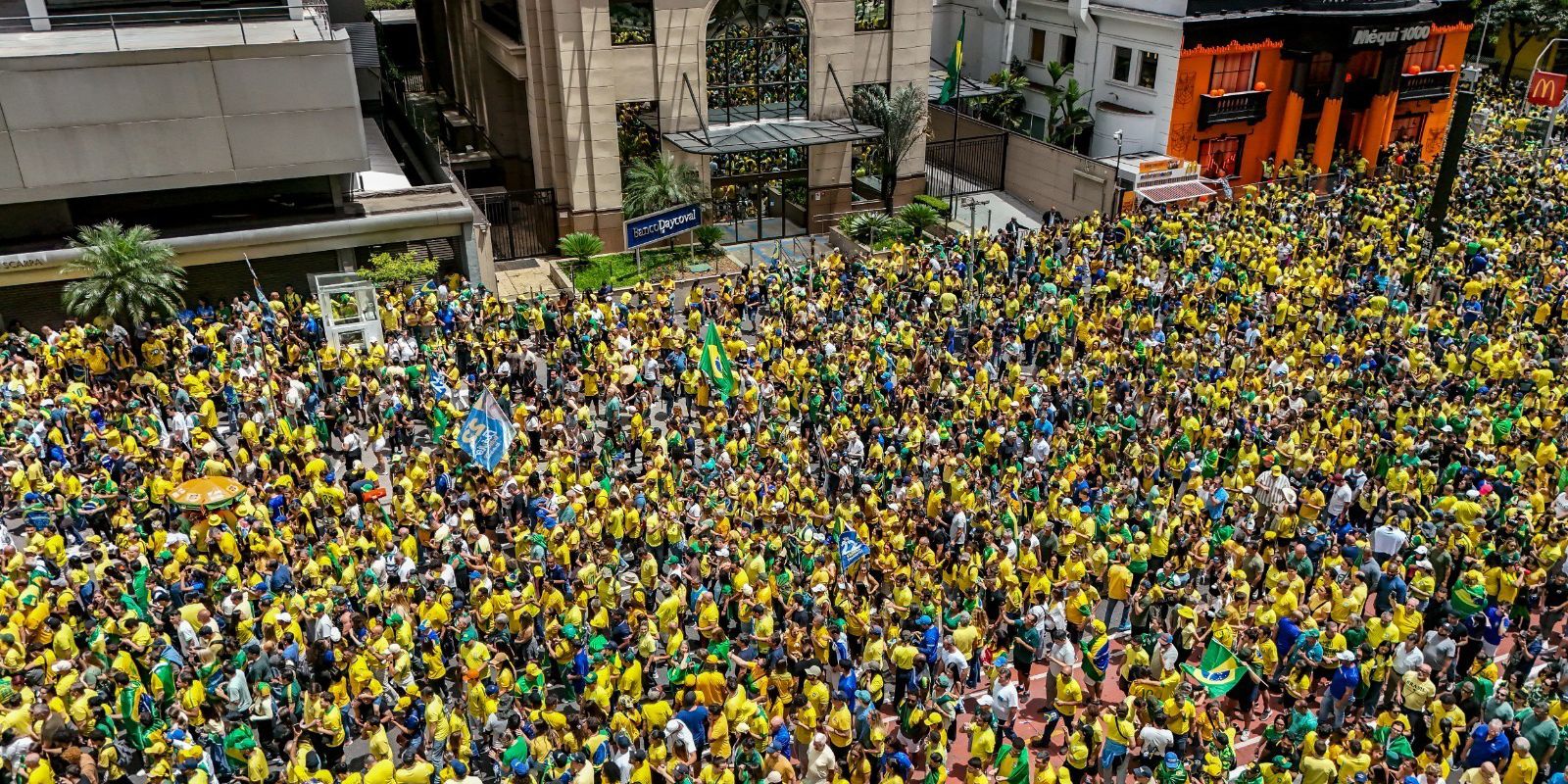 Flávio Bolsonaro realiza ato na Avenida Paulista com promessas para o STF